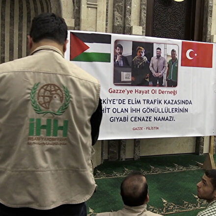 Trafik kazasında vefat eden Genç İHH gönüllüleri için Gazzede gıyabi cenaze namazı kılındı