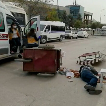 Bursada lodosun etkisiyle simit tezgahının altında kalan seyyar satıcı yaralandı