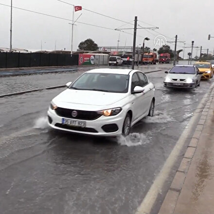 İzmirde yollar göle döndü: Fırtına nedeniyle denizin taştığı anlar kamerada