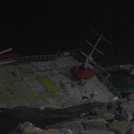 Maltepe’de sabah saatlerinde Lodos nedeniyle sürüklenen gemi yan yattı
