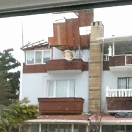 Silivride villanın çatısı böyle uçtu