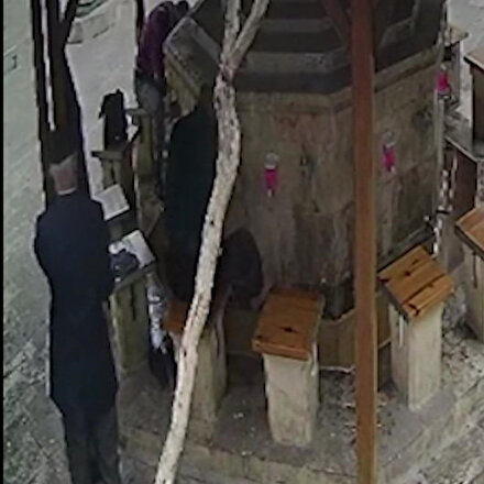 Şadırvanda abdest alırken cüzdanı çalındı