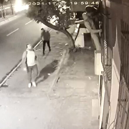 Örümcek Adam gibi binaya tırmanan hırsızlara sivil polislerden suçüstü