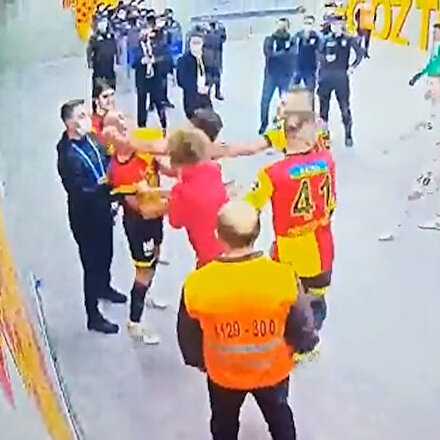 İrfan Can Kahvecinin Göztepeli Atakan Çankayaya saldırdığı anlar kamerada