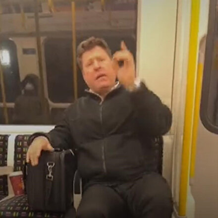 Londra metrosunda sessizce Kuran okuyan Müslüman adama ırkçı saldırı: Burası Hıristiyan bir ülke bizim inançlarımıza göre davranacaksın