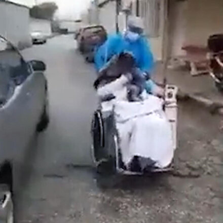 Yunanistanda ağır koronavirüs hastası bir hastaneden diğerine tekerlekli sandalye ile nakledildi