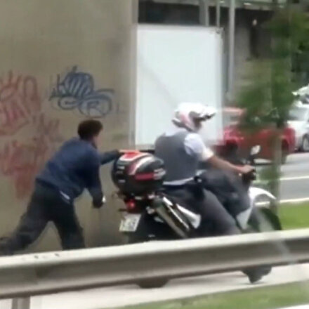 Brezilya polisinden siyahi gence insanlık dışı muamele: Motosiklete kelepçeleyip koşturdu