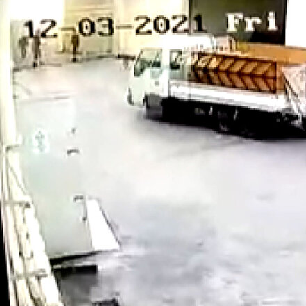 Gözü dönen hırsızlar kapıları kilitleyen görevlileri ezerek kaçtı