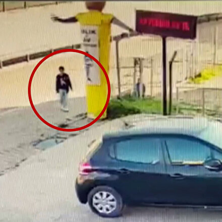 Avcılarda çocukların balon maskotu patlatarak kaçtığı anlar kameraya yansıdı