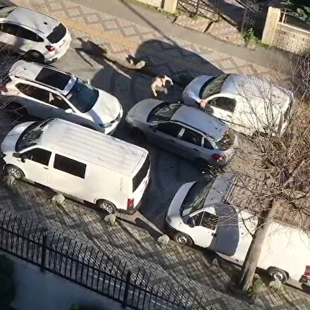 Bağcılarda ters yönden gelen sürücü karşıdan gelen otomobile saldırdı