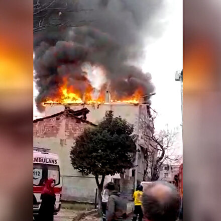 Bağcılarda bir binada doğal gaz patlamasının ardından yangın çıktı
