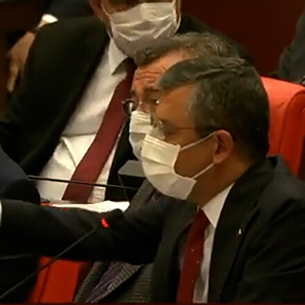 Meclisteki ahlak dışı harekete CHP arka çıktı: Elini elinin sırtına vurdu bu yük bindirmek anlamındaki vücut dilidir