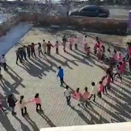 Ağrıda ilkokul öğrencileri teneffüste halay çekiyor
