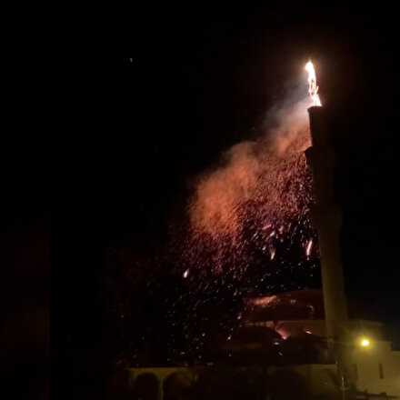 Ispartada yıldırım düşen minarede yangın çıktı