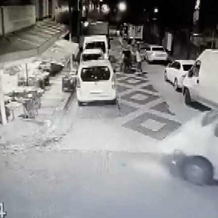 Önce otomobiline çarptılar ardından darbettiler