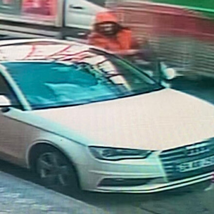 Zeytinburnu’nda korkunç kaza: Parmakları, otomobille kamyonun arasına sıkışarak koptu