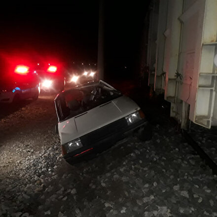 18 yaşından küçük çocuk babasının arabasını aldı: Tren duran arabaya çarptı