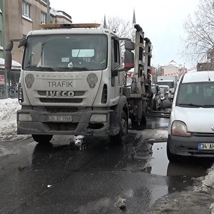 Arnavutköyde kar nedeniyle terk edilen açarlar yollardan çekiliyor