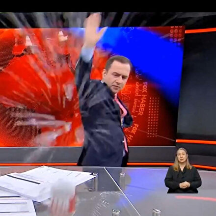 Selçuk Tepeli canlı yayında kameramana su bardağı fırlattı