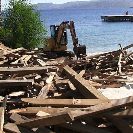 Bodrumda kaçak iskeleler tek tek yıkılıyor