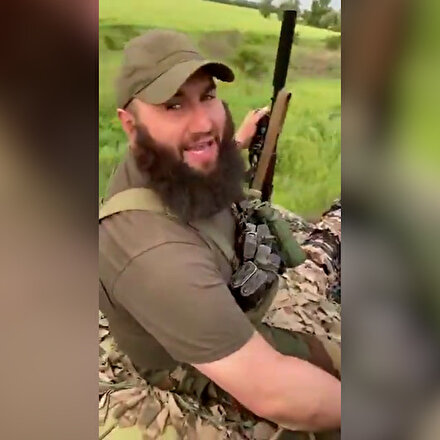 Şeyh Mansur taburuna bağlı Çeçen asker Rus birliklerinden ele geçirdiği tankla video çekti