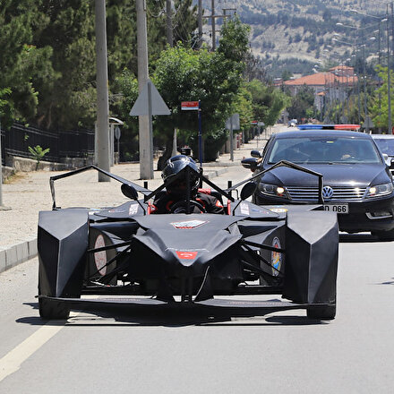 Burdurda lise öğrencileri elektrikli Formula aracı üretti