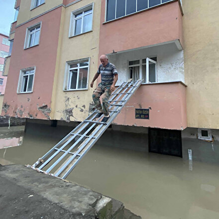 Girişi suyla dolan binaya karyola demirinden kurdukları köprüden ulaşıyorlar