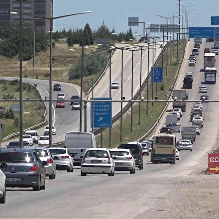 43 ilin geçiş noktasında bayram öncesi trafik yoğunluğu başladı