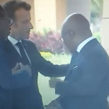 Beninli Bakanın Macronun dokunduğu omuzunu temizlemesi gündem oldu