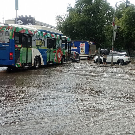 Ankarada şiddetli yağış: Ağaçlar devrildi sokaklar göle döndü