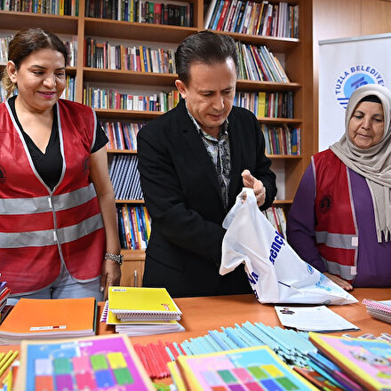 Kitaplar devletten kırtasiye malzemeleri Tuzla Belediyesinden