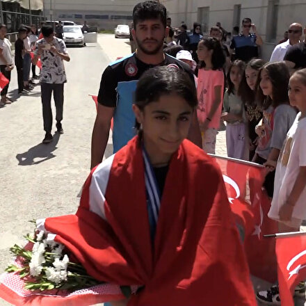 Balkan ikincisi olan Hakkarili Rojda memleketinde davul zurnayla karşılandı