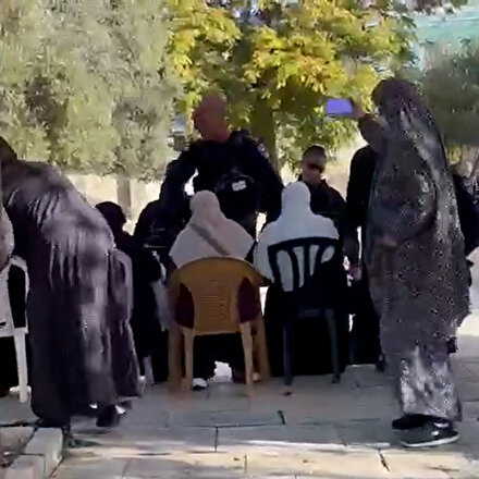 İşgalci İsrail güçleri Mescid-i Aksa avlusunda Kur-an okuyan kadınlara zorbalık etti