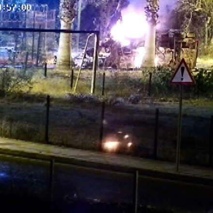 Mersinde polisevine saldıran teröristin kendini patlatması kamerada