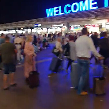 Antalya Havalimanında sezon dışı Alman ve Rus turist izdihamı: Kapıda kuyruk oluştu