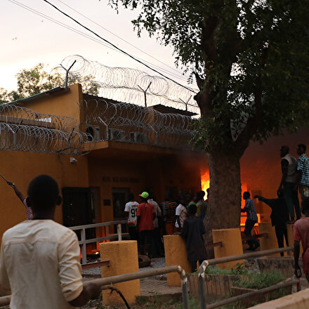 Burkina Fasoda protestocular Fransız Büyükelçiliğini ateşe verdi
