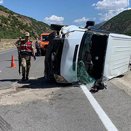 Cenazeye gidenleri taşıyan midibüs Erzincanda devrildi: 21 kişi yaralandı