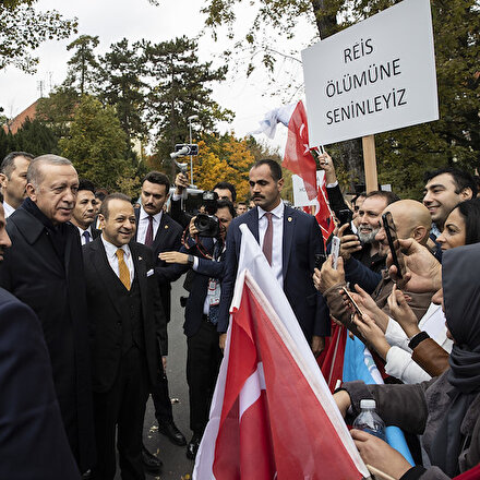 Cumhurbaşkanı Erdoğana Pragda sevgi seli