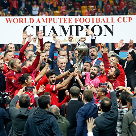 Dünya Şampiyonu Ampute Futbol Milli Takımı kupayı Cumhurbaşkanı Erdoğanın elinden aldı