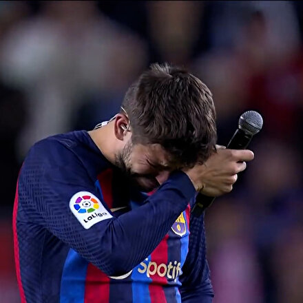 Barselona kaptanı Pique futbola göz yaşlarıyla veda etti