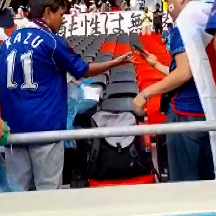 Katarda Japon taraftarlar 1-0 kaybettikleri maçın ardından tribünleri temizleyip stattan ayrıldı