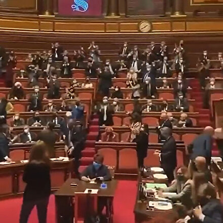 İtalyada LGBTlileri destekleyen yasa iptal edildi