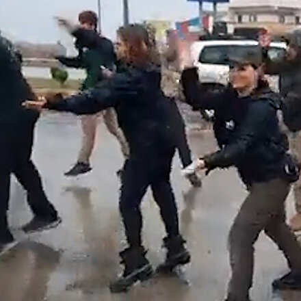 Eğittikleri teröristler ile dans ettiler