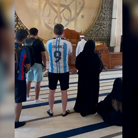 Katarda ezan sesini duyan gayrimüslim taraftarlar İslamı yakından tanımak için camilere akın ediyor
