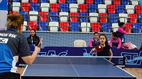 Minik Tenisci 40 Yasindaki Rakibine Kafa Tuttu