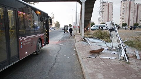Antalya Da Yolcu Otobusu Duraga Daldi Haberi 4 Yarali