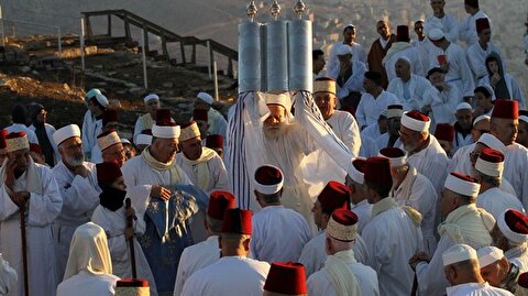 السامريون يحجون لقمة جرزيم قرب نابلس احتفالا بعيد الع رش