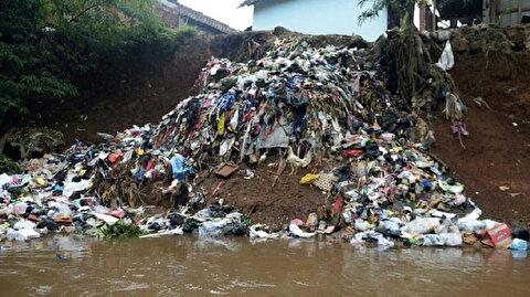 Malaysia Detains Nine Suspects Over Toxic River Waste