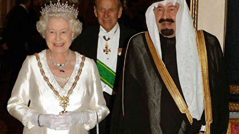 كيف علق الملك عبد الله عندما رافق ملكة بريطانيا بسيارتها