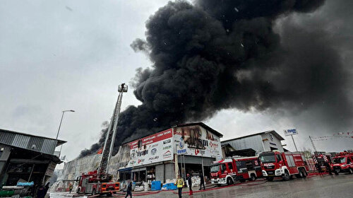 Ankara'da depo yangını: Alevler diğer iş yerlerine de sıçradı! Çok sayıda ekip olay yerinde